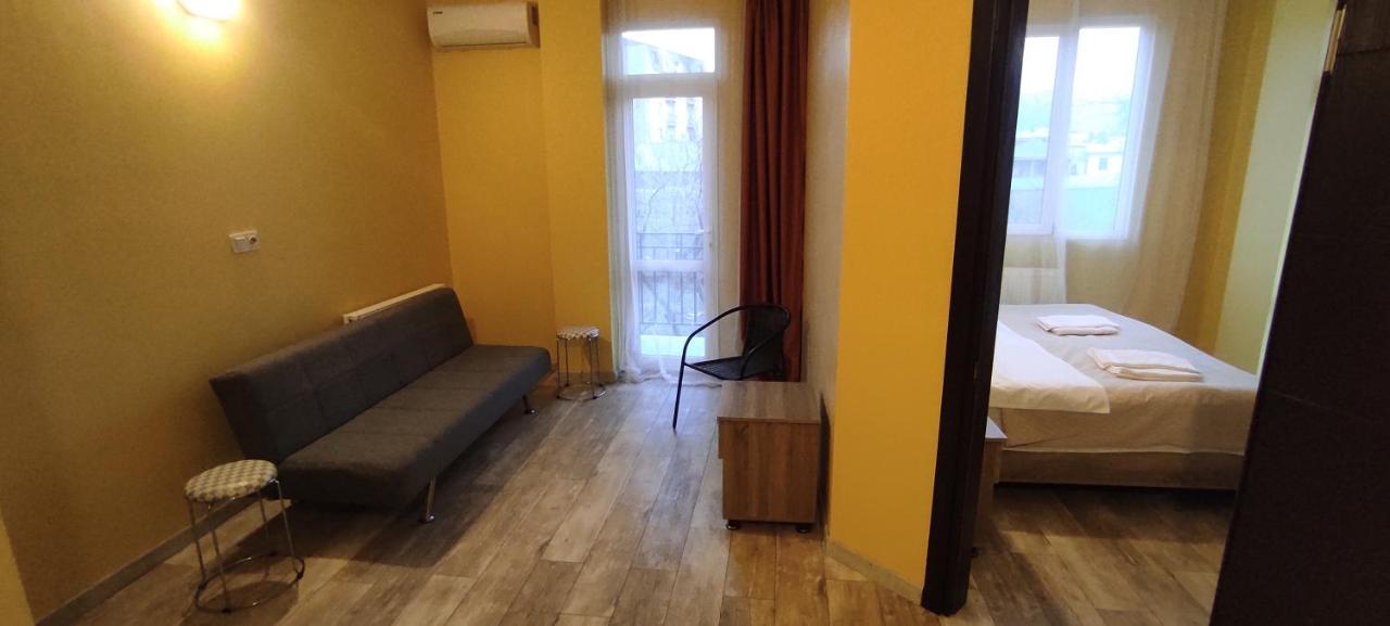 Femily Hotel In Batumi Mareti Str 2 Exterior photo